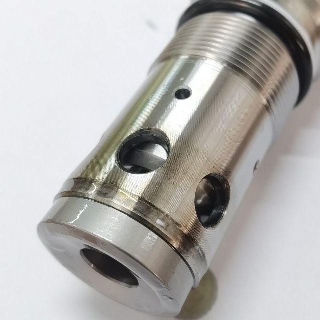 Valve de soulagement hydraulique de moteur Sumitomo Kato  pour moteur de déplacement de la pelle M5X130 M5X180